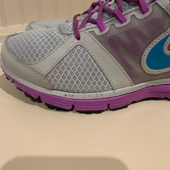 Women’s Nike Shoes - Picture 4 of 5